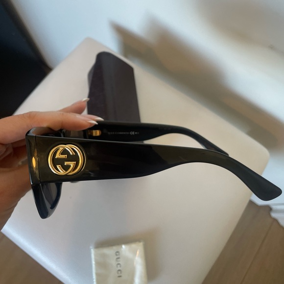 Black Gucci Logo Sunglasses - Picture 2 of 13